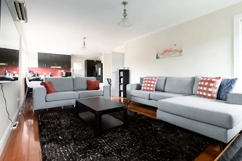 Spacious 3-Bed Mins from City Centre - Image 1