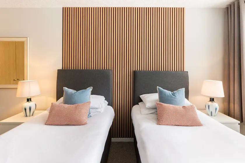 Modern 2-Bedroom Apartments with Free Parking in Leamington Spa - Image 1