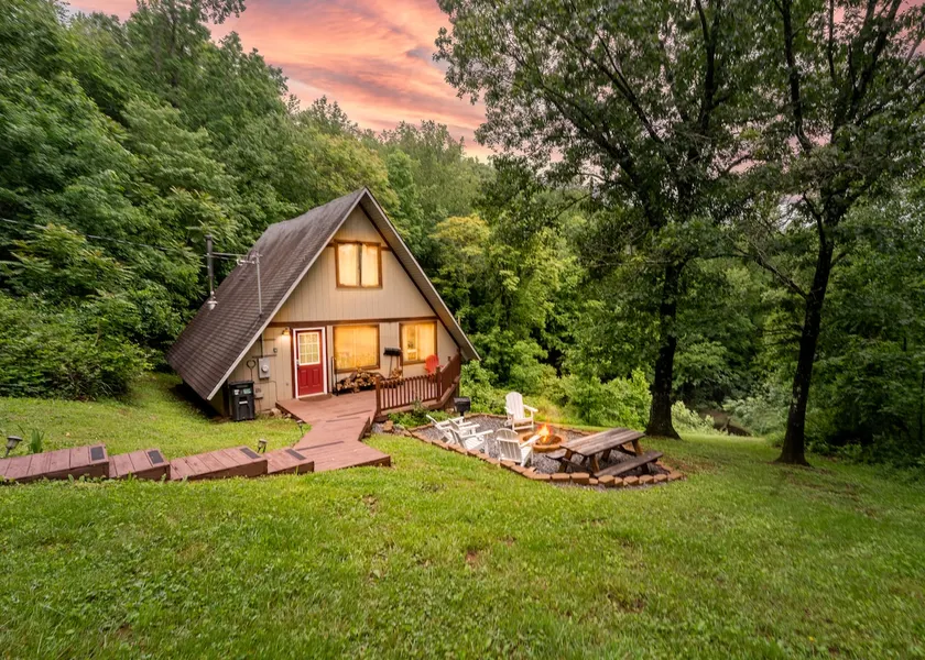 Pet Friendly, Secluded home with Hot Tub! - Image 1