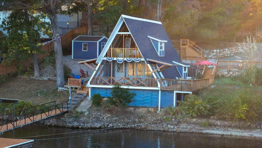 Sunrise Oasis - Enjoy Lakefront Living - Image 1
