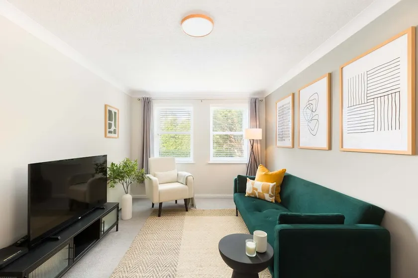 Large Spacious and Stylish 2 Bed apt with Parking - Image 1