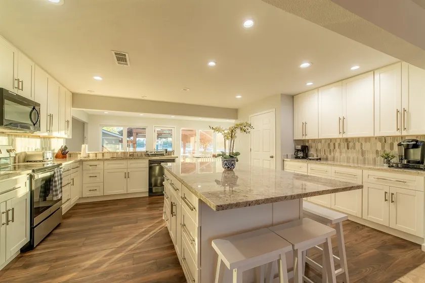 5 Bed/Lakefront/Boat dock/Game room/Guest Hous - Image 1