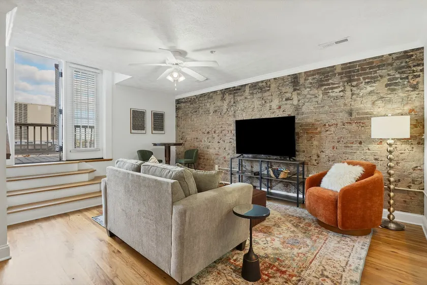 Stylish Downtown Loft Above Bella Restaurant - Image 1