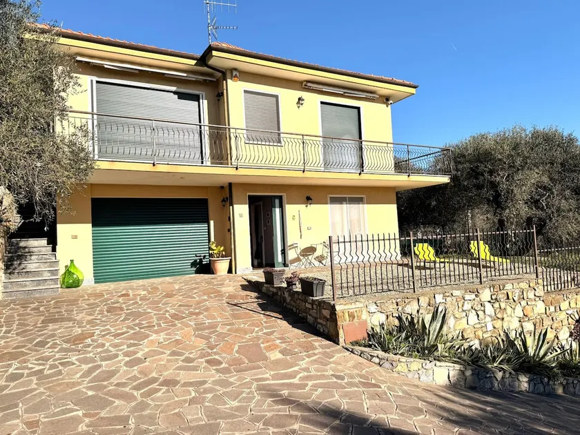 Relax in a Villa with a private garden and parking space - Image 1