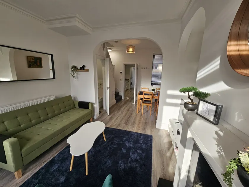 3BR, 6 min to central station, full kitchen - Image 1