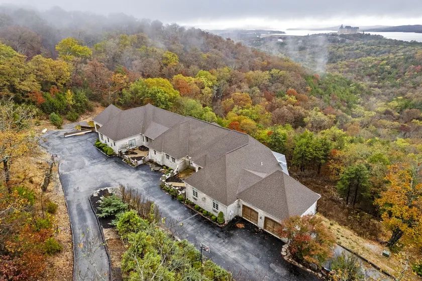 Townhouse-TreeTop View-Games-Free Tix-Garage - Image 1