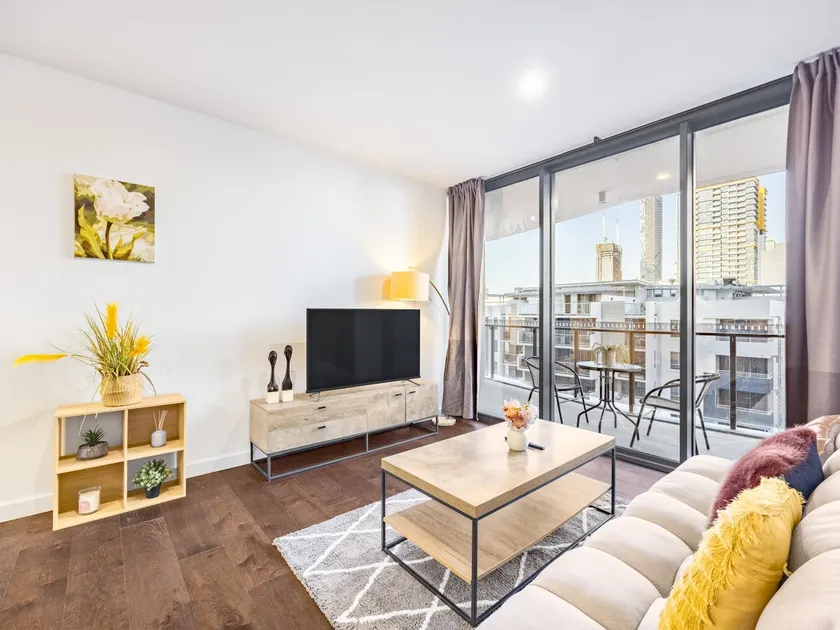 CBD 3B2B Suite near everything w/Parking & Balcony - Image 1