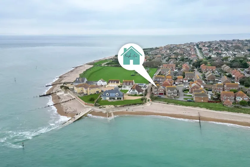 Spacious 4-Bed Seaside Retreat in Selsey - Image 1
