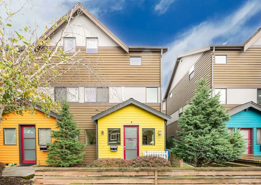 3BR Modern Townhome w/ Parking Near UW & Children’ - Image 1