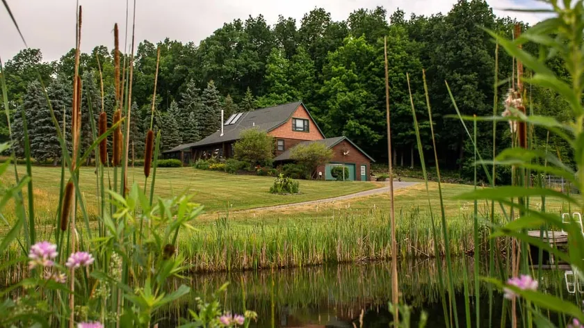 Harmony Hill: A Cozy Retreat for Galentine’s! - Image 1