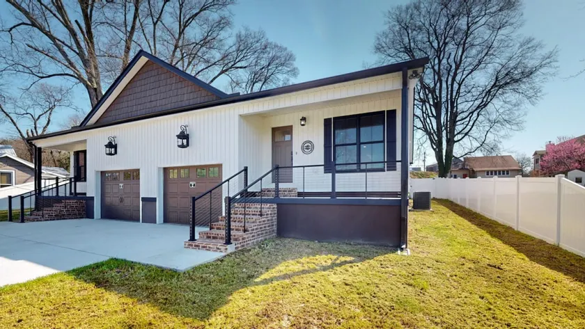 6bd, 4ba duplex -walk downtown+W/D+fenced backyard - Image 1