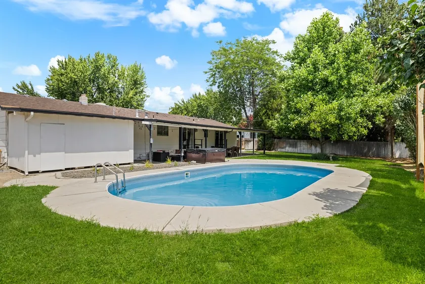 Poolside Paradise with Hot Tub - Image 1