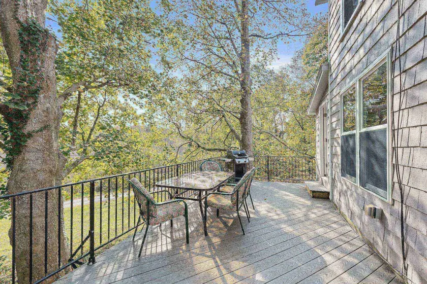 Cottage w/ Large Deck, Grill, Walk to Waterfront - Image 1