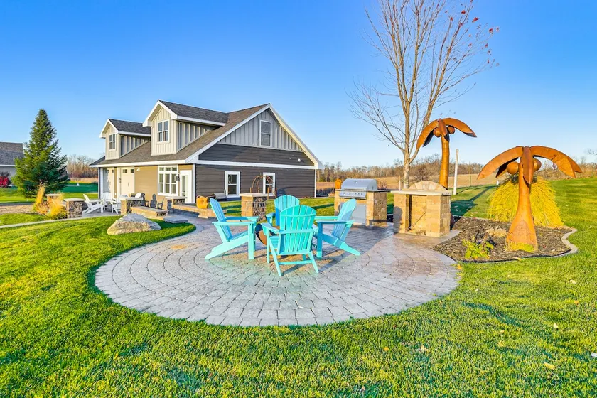 Lakefront Gem: Grills & Fire Pit in Dent - Image 1