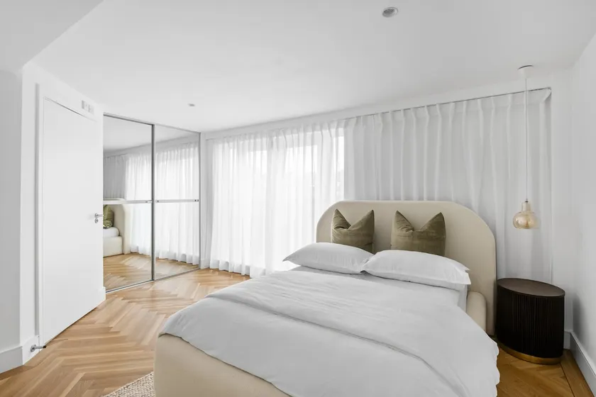 Modern Two bed city apartment - Image 1