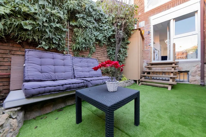 Private garden apartment - Image 1