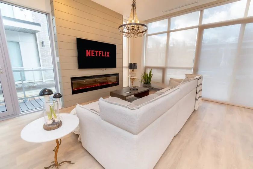 4BR Waterfront Townhome + HotTub - Image 1
