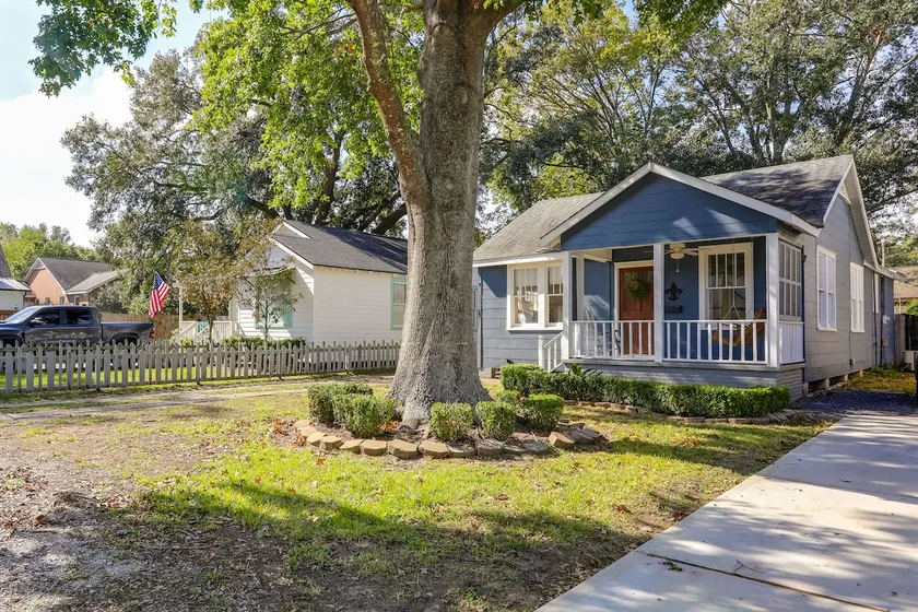 Blissful Blue Bungalow in Baton Rouge - Image 1
