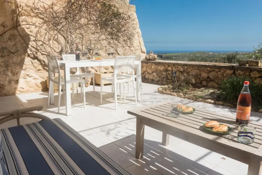 Charming Apartment with Large Terrace and Sea Views - Image 1