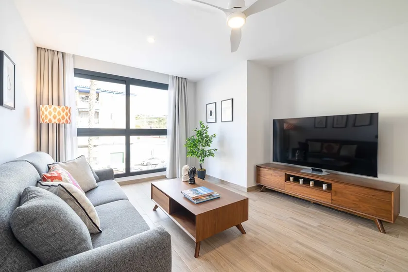 Beach and golf at modern apartment - Image 1