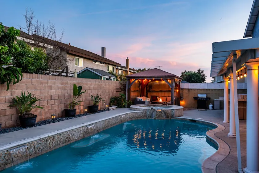 4BR Pool & Hot Tub, 2 Primary Suites 15 Min Disney - Image 1