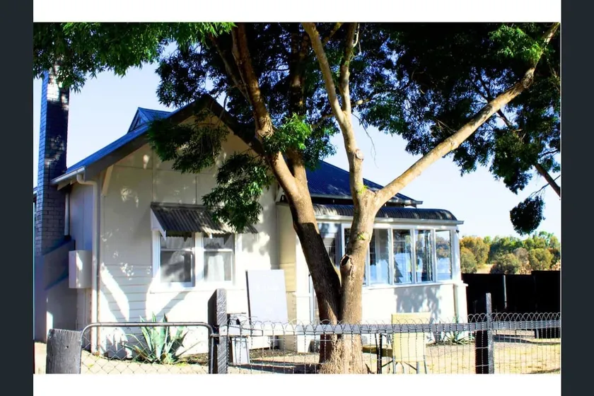 Retro house near Grampians with office+Netflix - Image 1