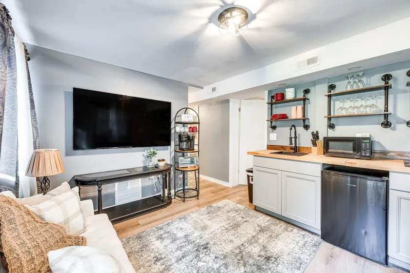 Lakefront Guest Suite Near Richmond - Image 1