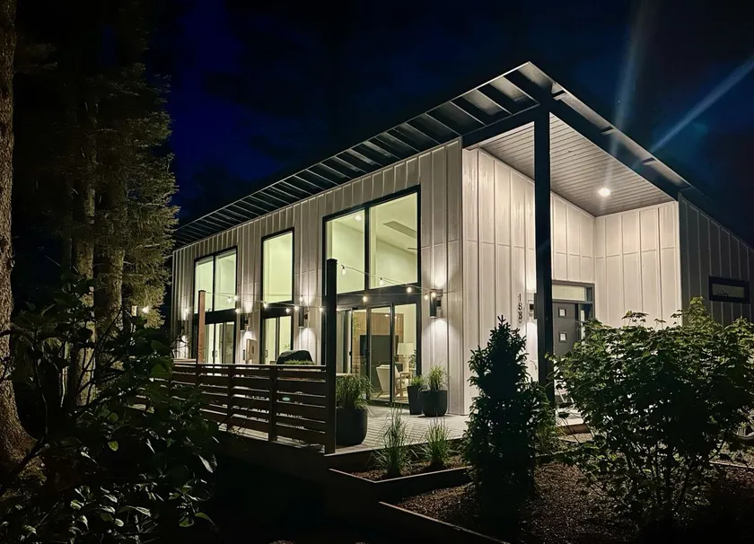 New Modern 3BR Home Hot Tub, Pet Friendly & Deck - Image 1
