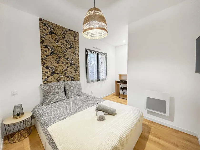 Modern 4-Bed Home · Ensuite Rooms & Terrace - Image 1