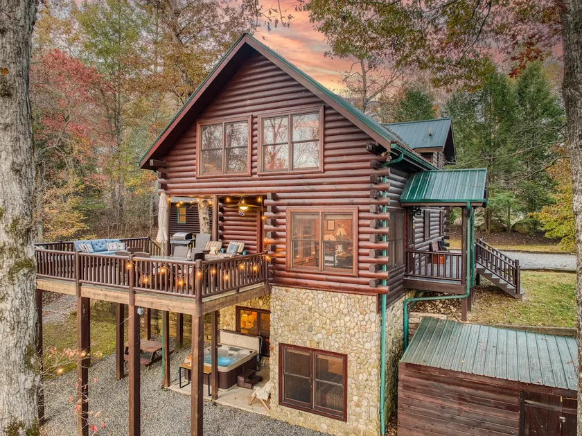 Peaceful modern creekside cabin - Image 1