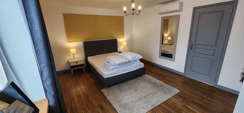 Renovated House with 4 Private Suites - Image 1