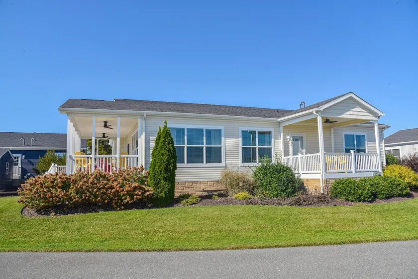 Stunning-waterfront, beach, pools, family fun & pets! - Image 1