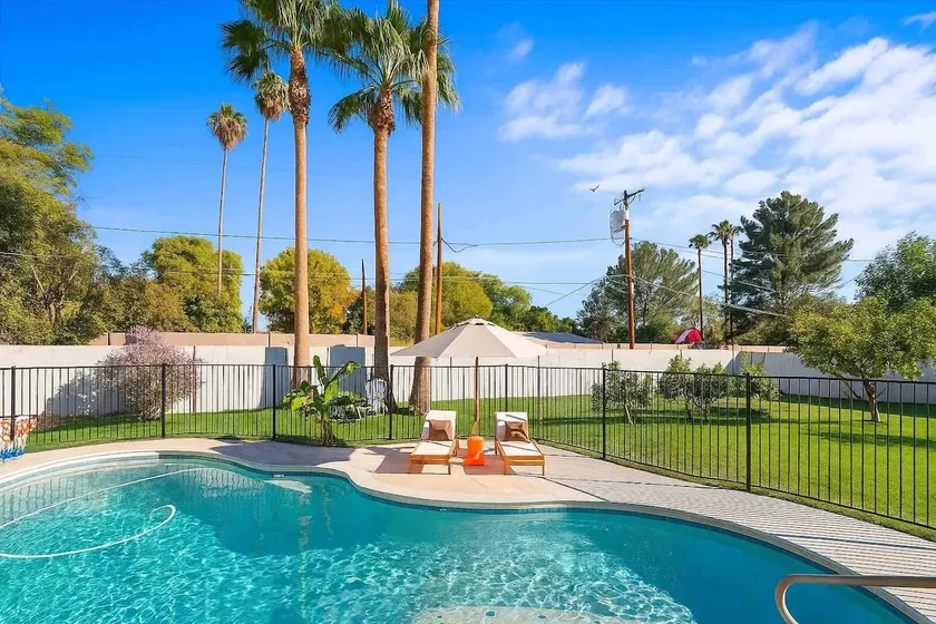 The Citrus House Pool Hot Tub Right in Arcadia - Image 1