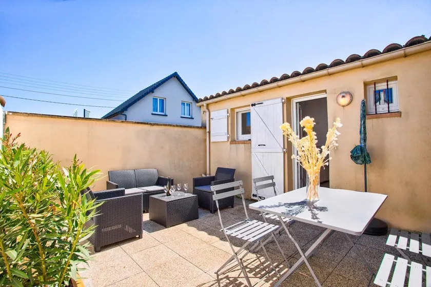 The atypical, terrace 150 m from the beach - Image 1