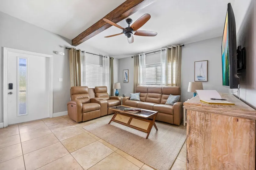 3BR home w/ pool & parking - Image 1