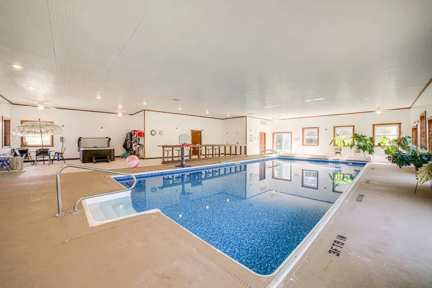 8-acre Bridgman Oasis: Pool, Hot Tub & Game Room - Image 1