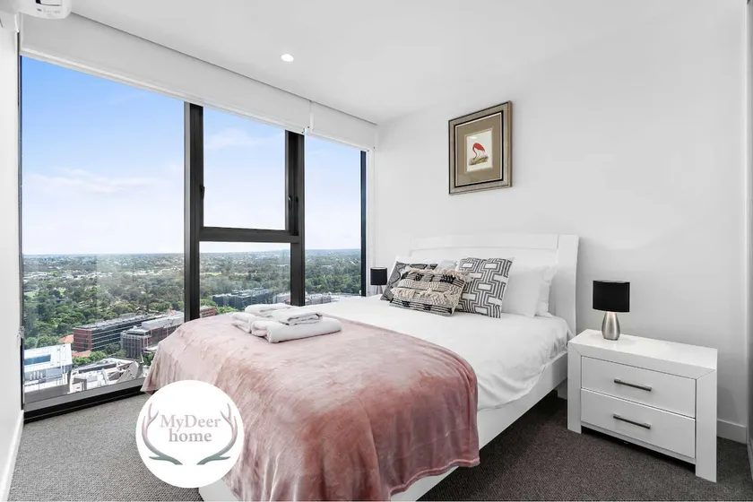 Adelaide CBD Oasis - Level 25 - 2BR - Free Parking - Image 1