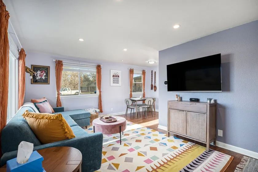 Funky Home with large backyard, Fire Pit - Image 1