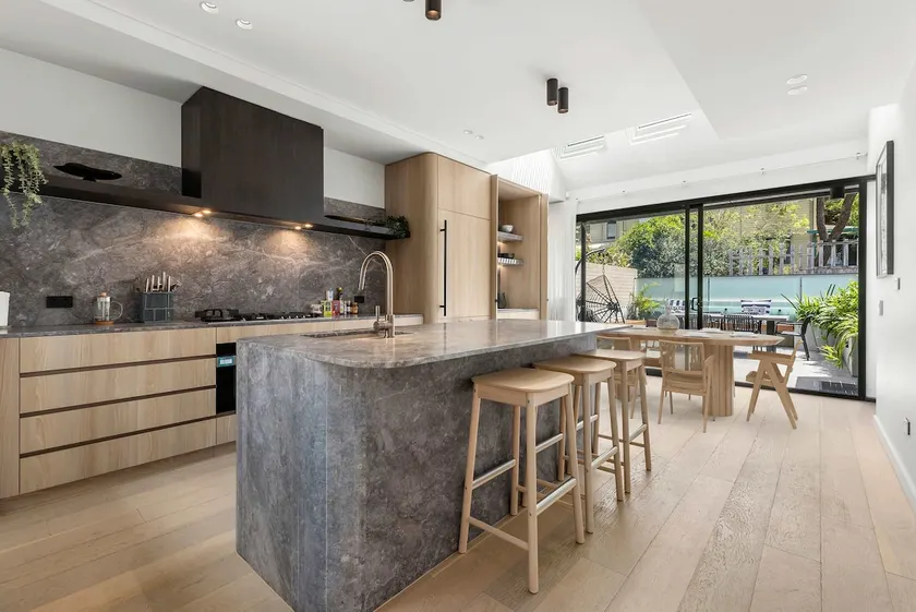 Spacious Luxury Terrace w Garage & Large Balcony - Image 1