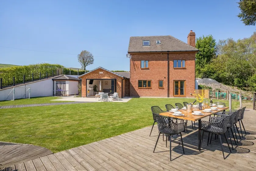 5 Bed in Pant-y-Dwr oc-w30200 - Image 1