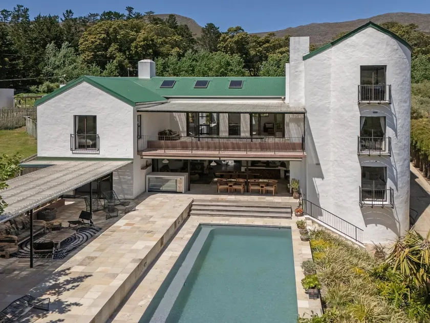 Private Villa in the Heart of the Hemel en Aarde - Image 1