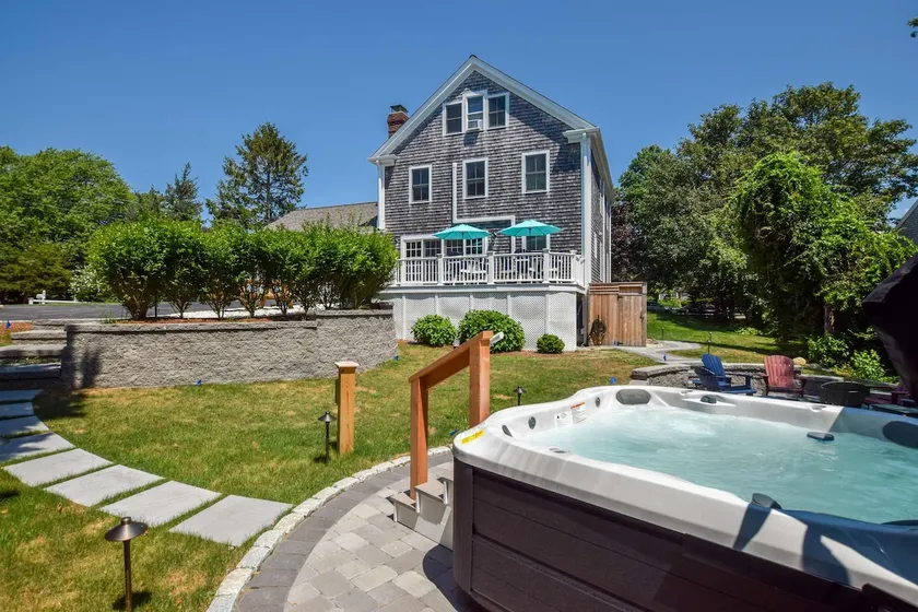 Minutes to Oceanside beaches Private Deck and Backyard - Image 1