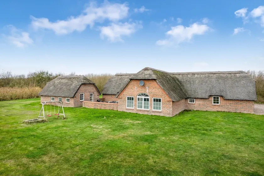 Fantastic Holiday Home With Pool And Spa For 20 People - Image 1