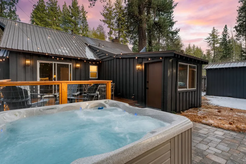 Westlake Cabin by Avantstay Hot Tub, Near Skiing, Walk to Restaurants & Lake! - Image 1