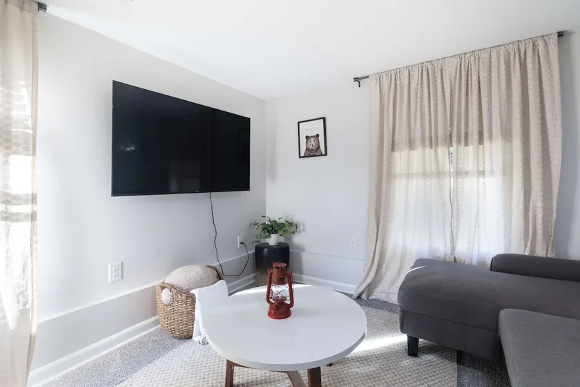 Whole Home Remodeled 1 Bed West Side Coffee Smrt T - Image 1