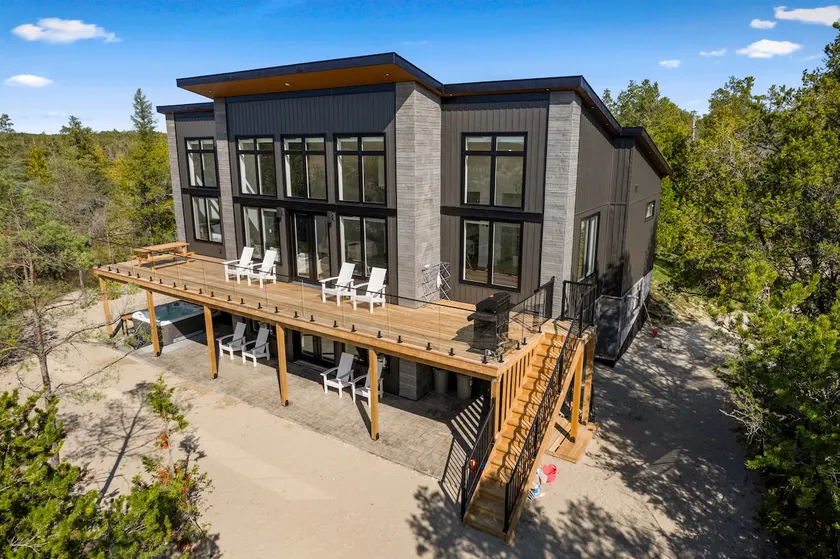 Largest Luxury Beachfront & Hot Tub in Tobermory! - Image 1