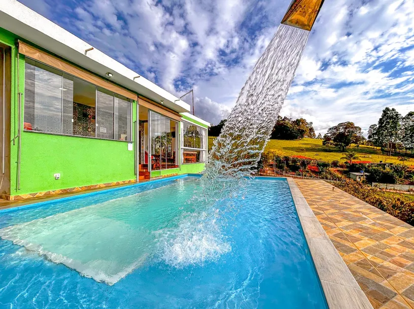 Mountain retreat in Extrema with waterfall - Image 1