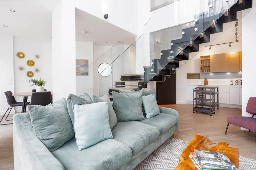 Ovitzia - Bright & Spacious Duplex + Private Patio - Image 1