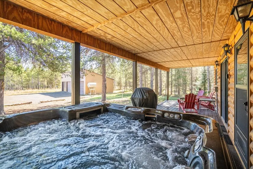 Hot Tub,WIFI,BBQ Yellowstone - Raven's Retreat - Image 1