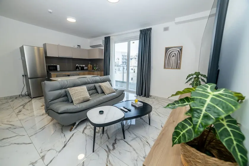 Cozy Equipped 1-Bed Apt +Balcony – by HostMT - Image 1